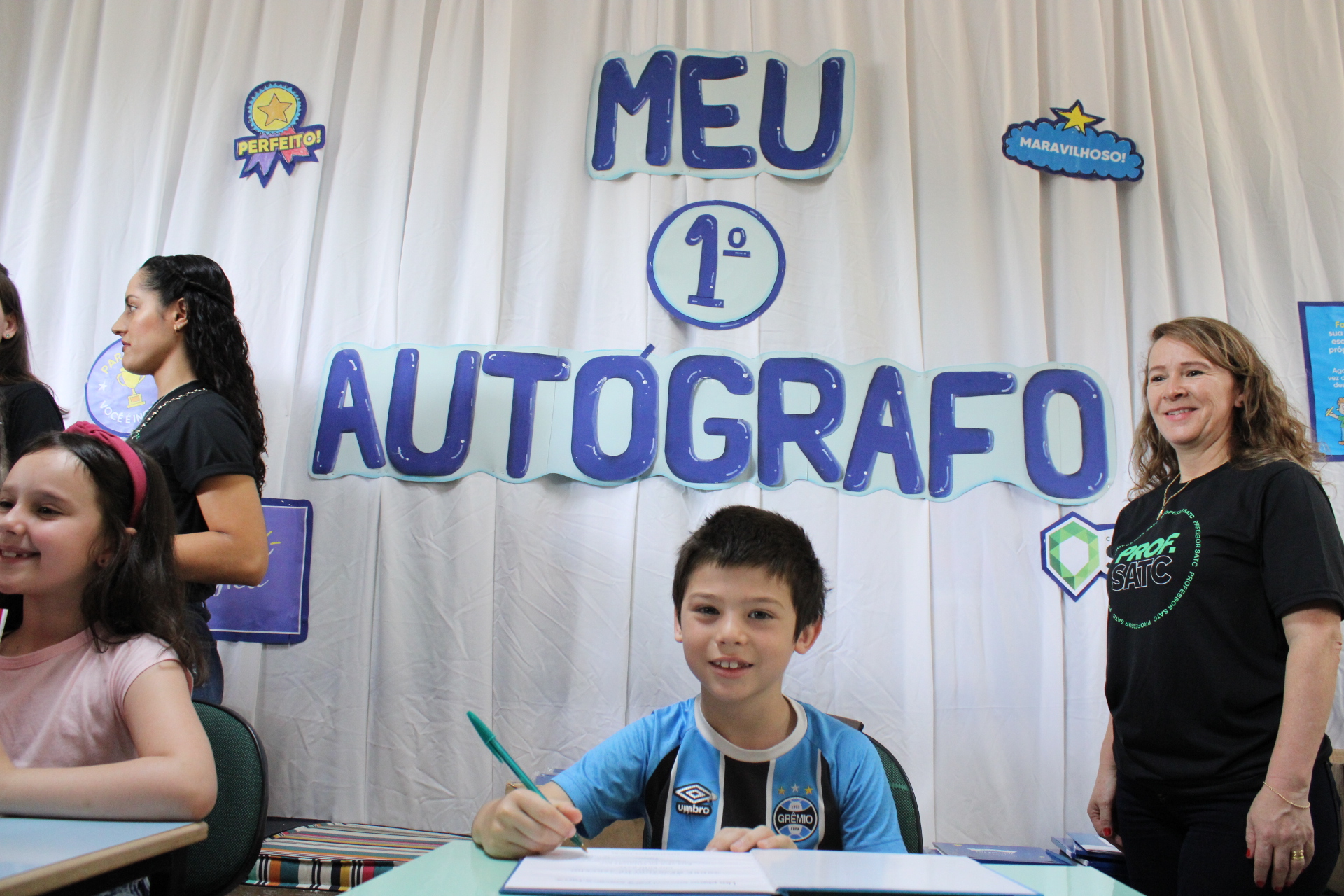 Alunos do Colégio Satc autografam livros de autoria própria na Jornada