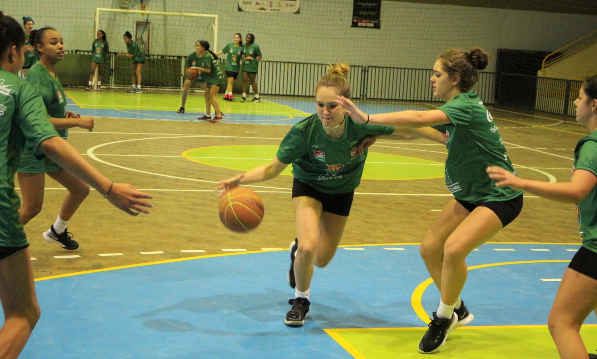Após oito meses, o basquete feminino da SATC voltará às quadras para disputar um campeonato.