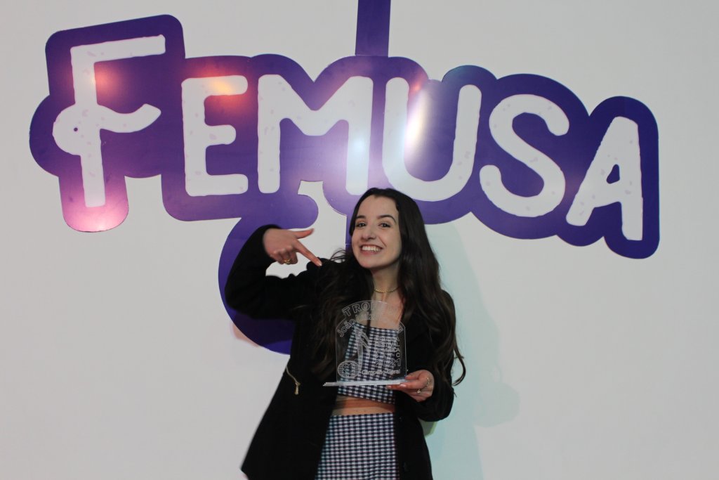 uma mulher cantora que venceu o festival de música Femusa