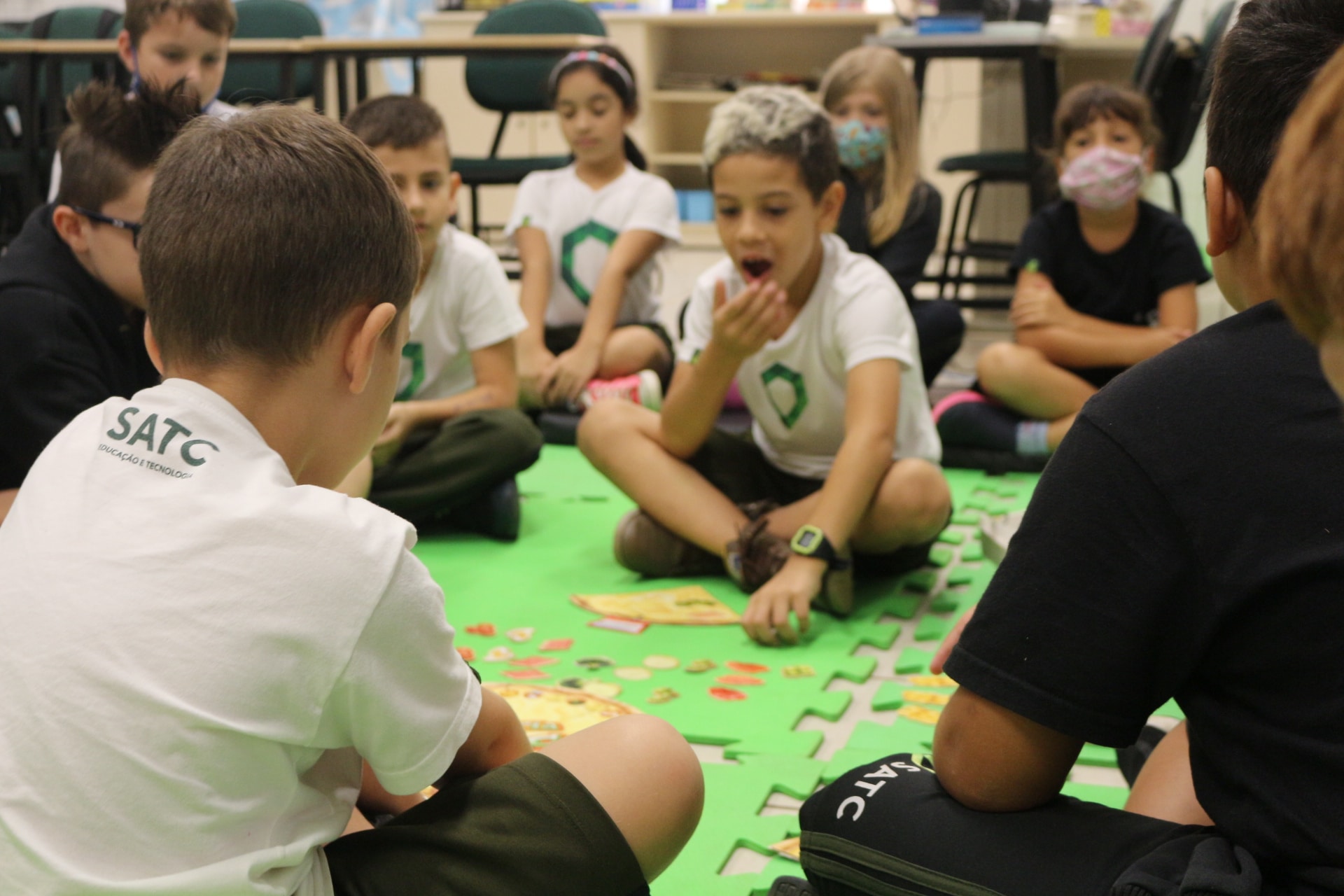 Alunos em uma sala de aula jogando uma jogo de tabuleiro na turma do ensino integral