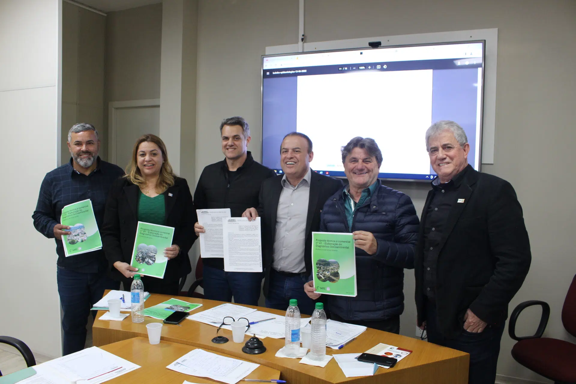 Foto da assinatura do contrato