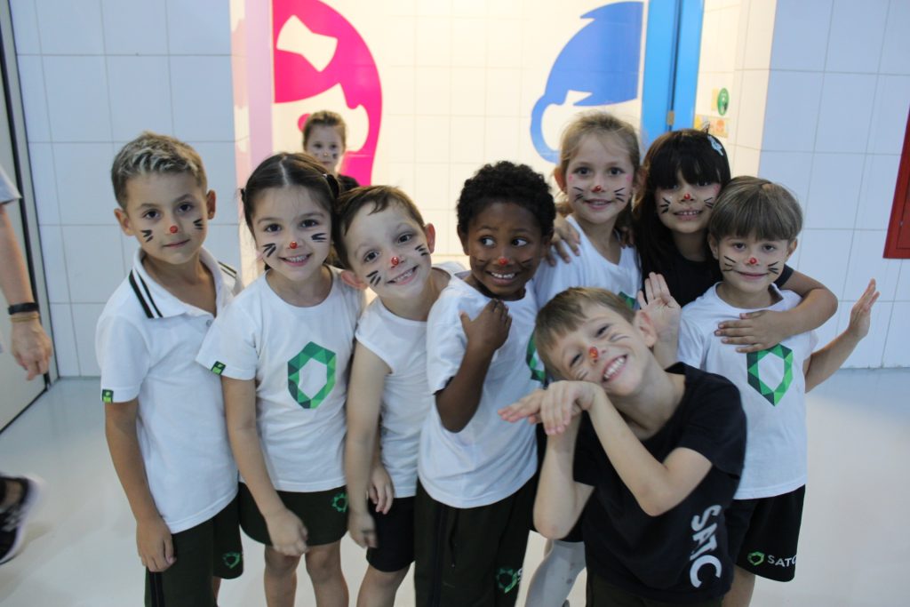 Teatros, brincadeiras e mensagens de renovação fizeram parte das festividades de Páscoa na escola