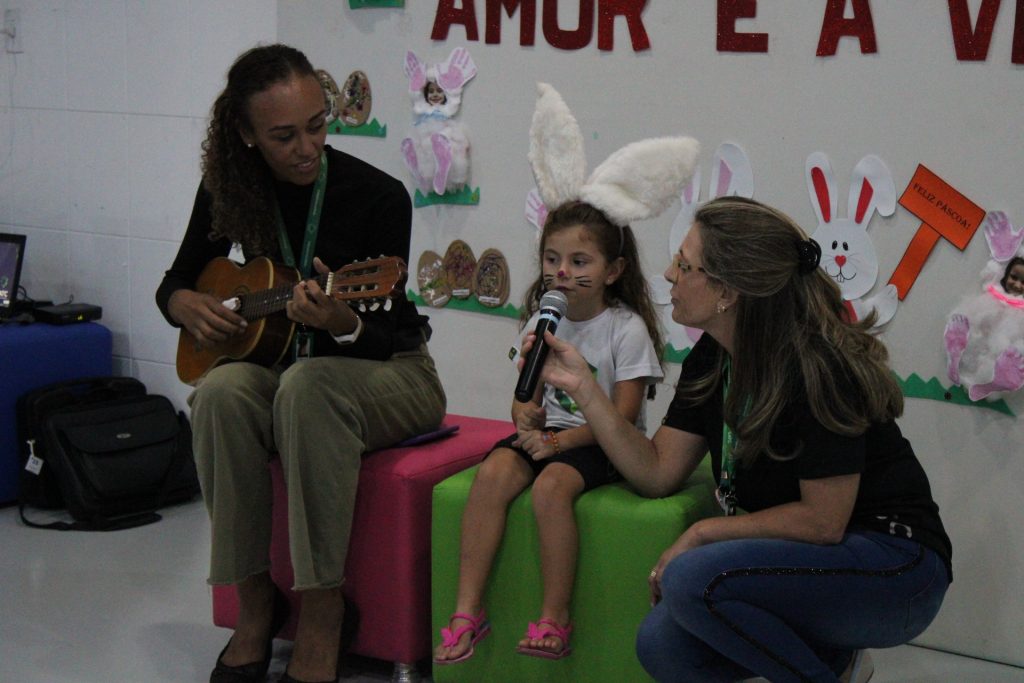 Teatros, brincadeiras e mensagens de renovação fizeram parte das festividades de Páscoa na escola