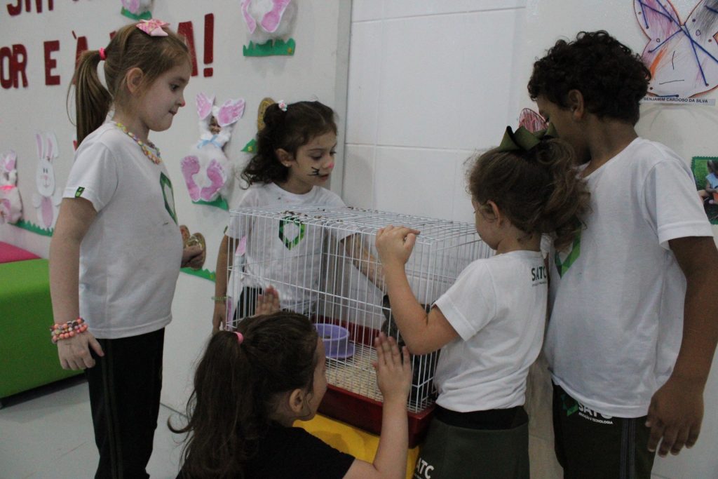 Teatros, brincadeiras e mensagens de renovação fizeram parte das festividades de Páscoa na escola