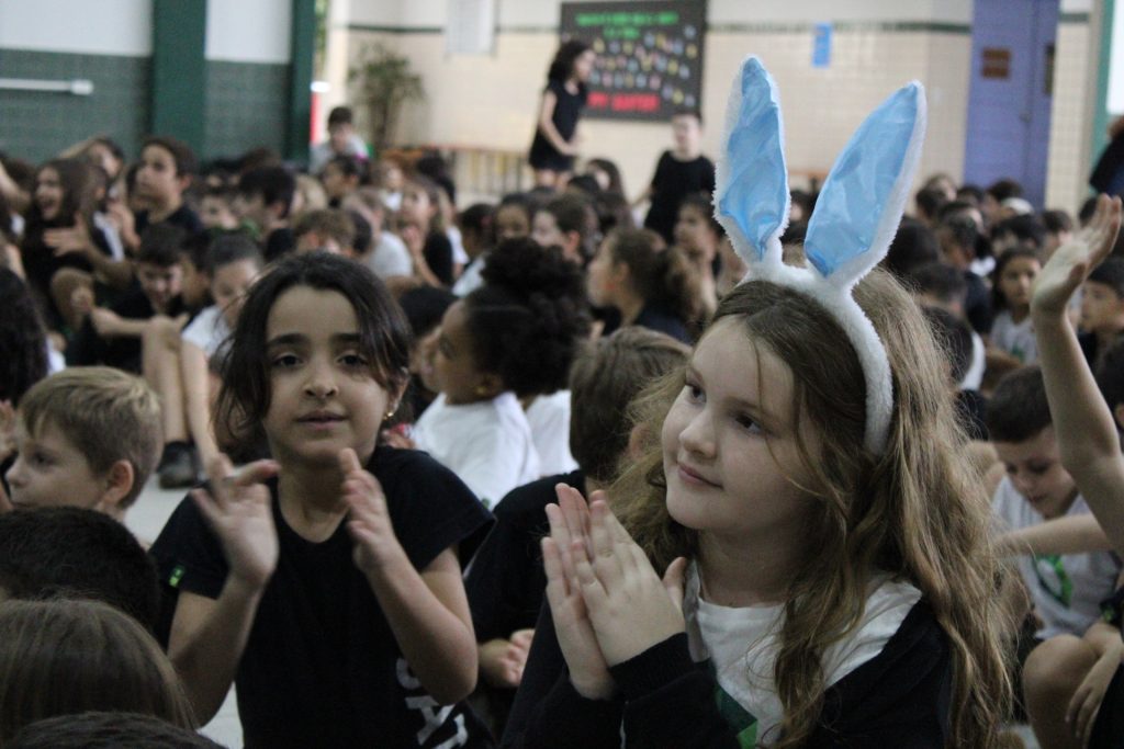Teatros, brincadeiras e mensagens de renovação fizeram parte das festividades de Páscoa na escola