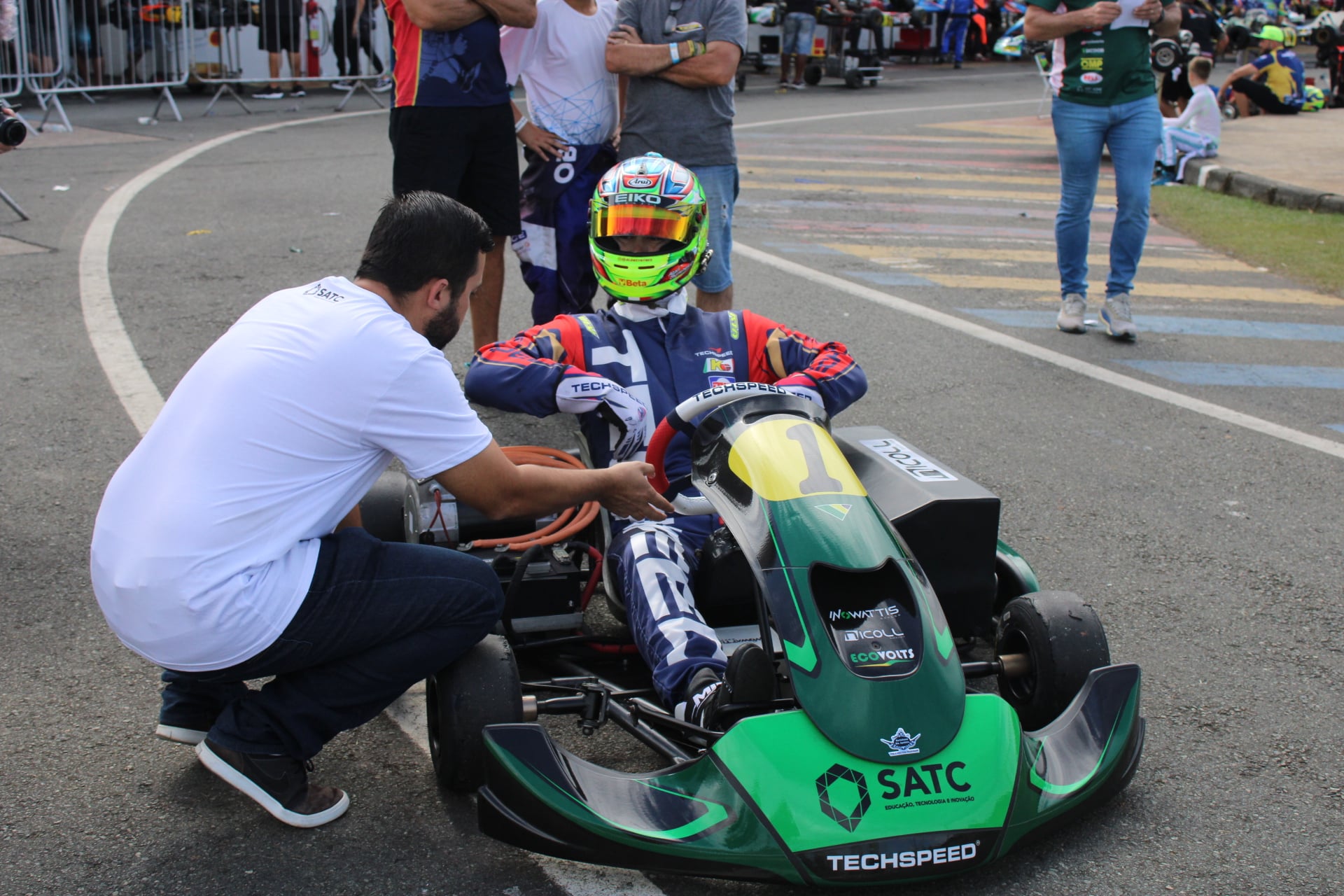 Kart elétrico da Satc impressiona pilotos na pista do Beto Carrero 