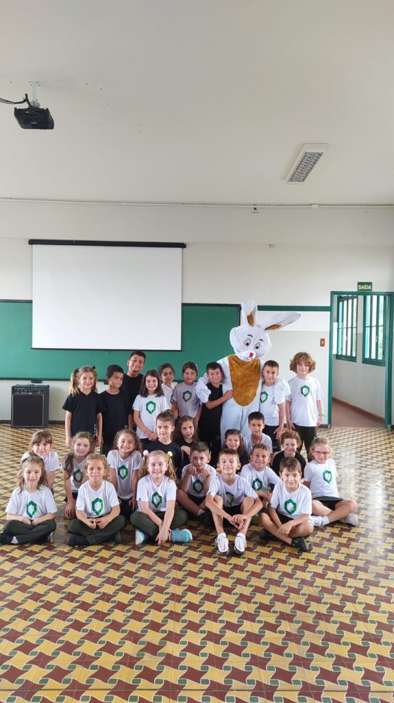 Teatros, brincadeiras e mensagens de renovação fizeram parte das festividades de Páscoa na escola
