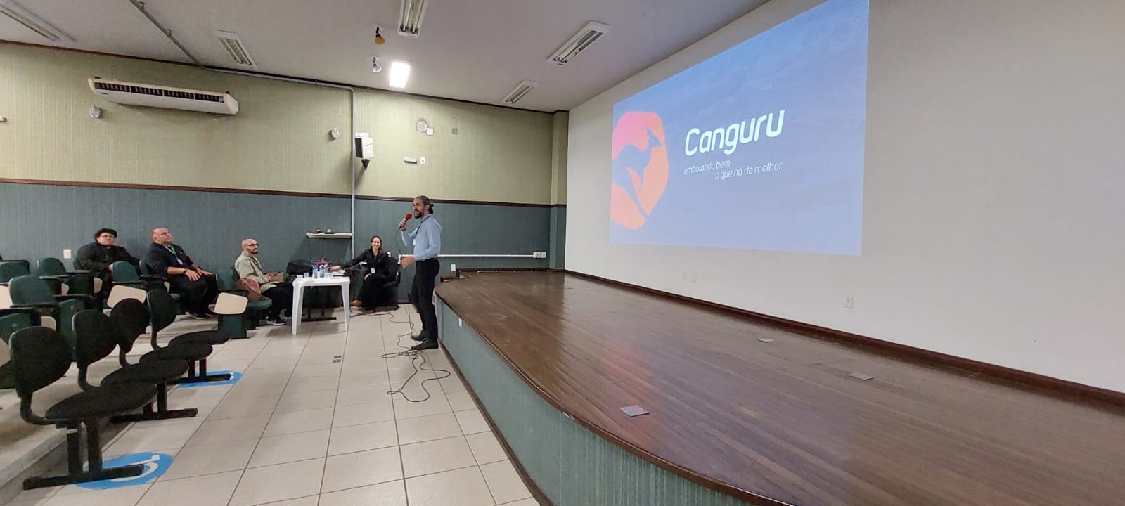Acadêmicos da UniSatc têm encontro de inovação e tecnologia com empresa Canguru Plásticos