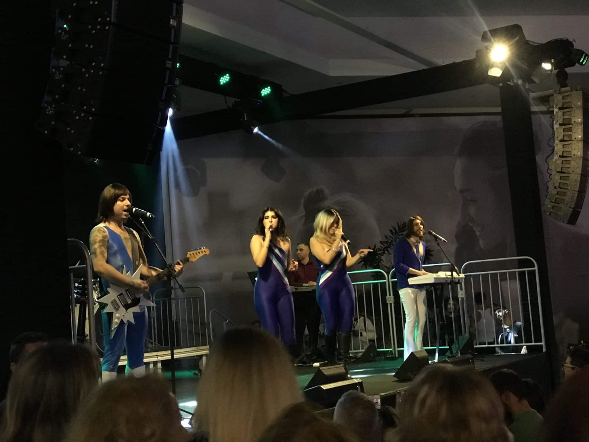 Tributo ao ABBA faz apresentação gratuita em Criciúma