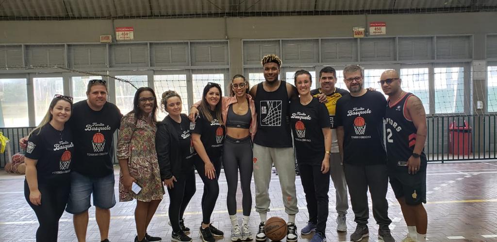 Astro da NBA treina na Satc e conversa com atletas do basquete feminino
