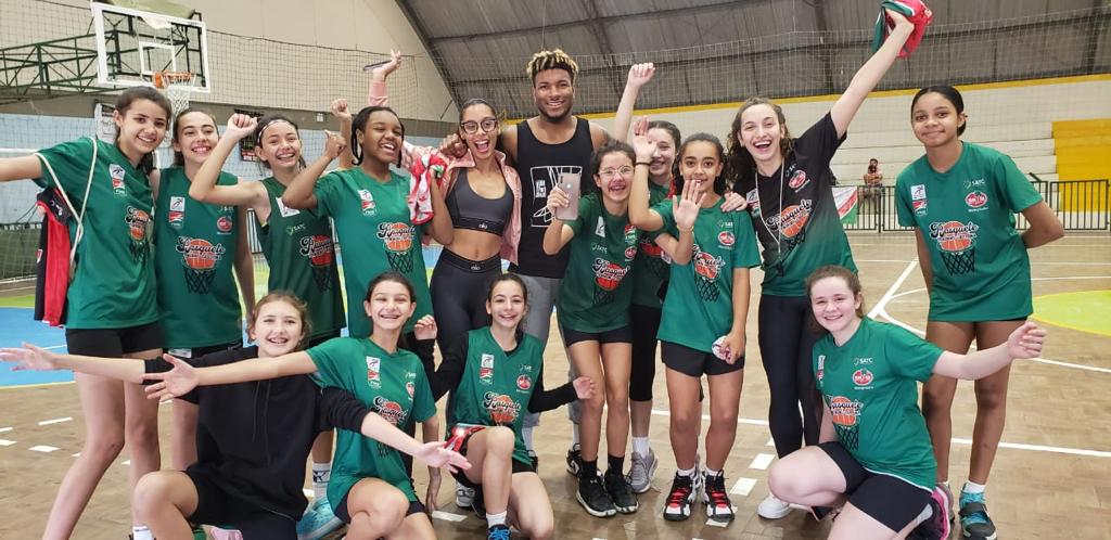Astro da NBA treina na Satc e conversa com atletas do basquete feminino