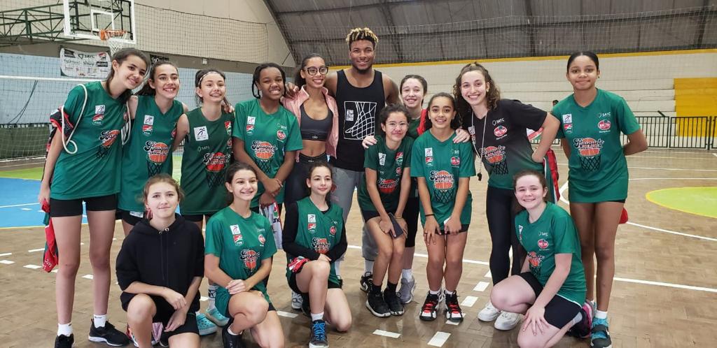 Astro da NBA treina na Satc e conversa com atletas do basquete feminino
