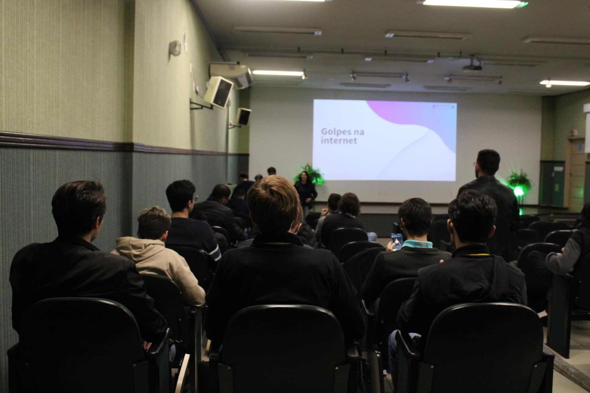 Acadêmicos da UniSatc promovem conscientização sobre segurança na internet