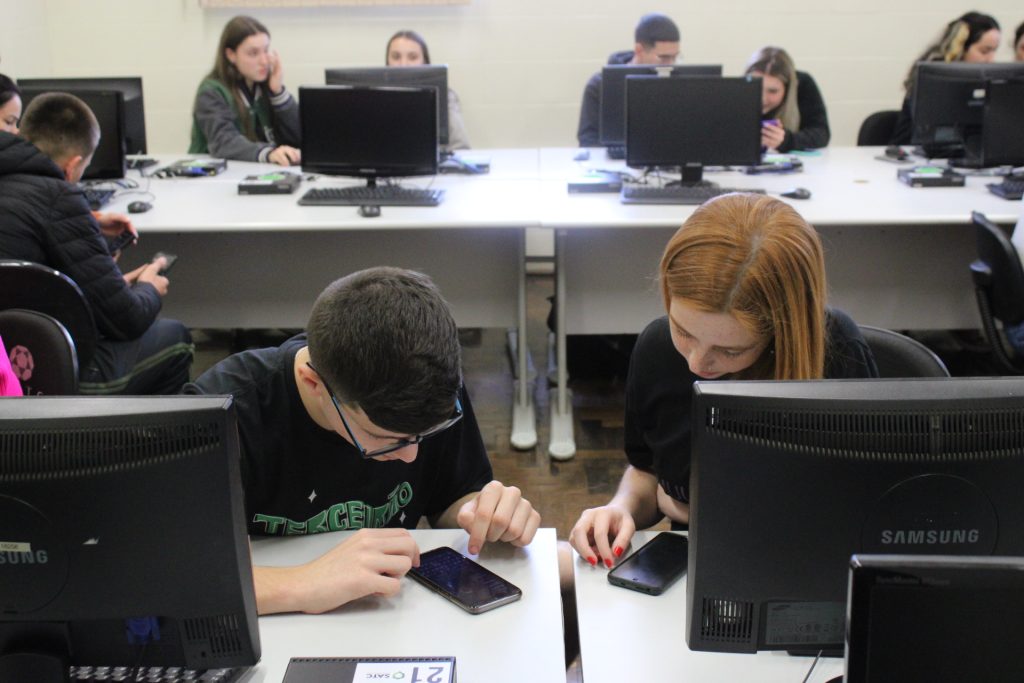 Alunos do Colégio Satc ministram oficina sobre redes sociais para a comunidade