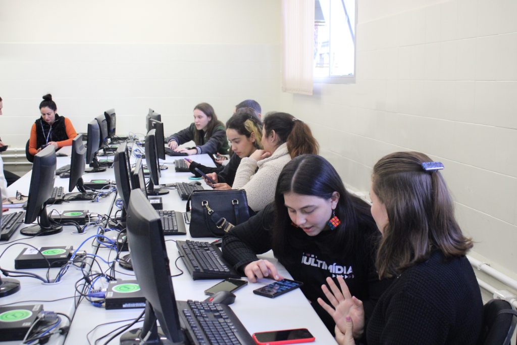 Alunos do Colégio Satc ministram oficina sobre redes sociais para a comunidade