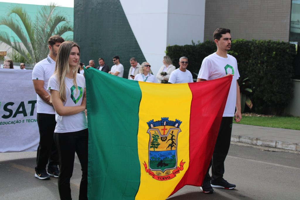 Alunos do Colégio Satc celebram independência em Criciúma e Turvo