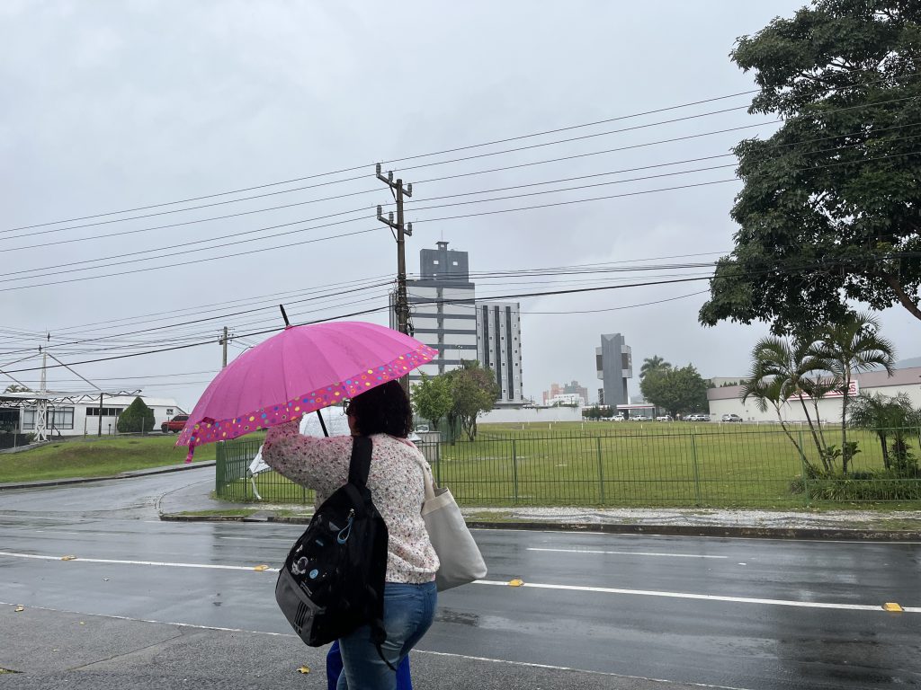 Além da chuva intensa, climatologista alerta previsão de fortes rajadas de vento no anoitecer desta segunda-feira (04)