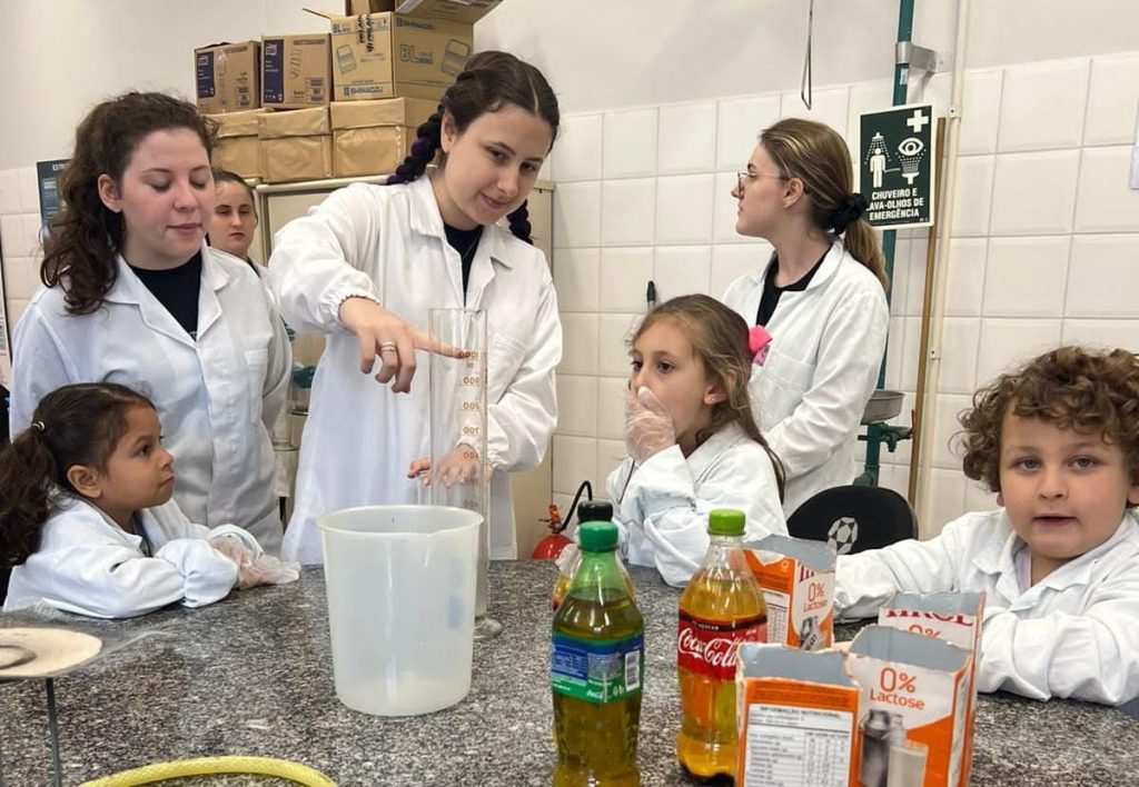 Alunos do Infantil Satc aprendem a transformar óleo de cozinha usado em sabão 

