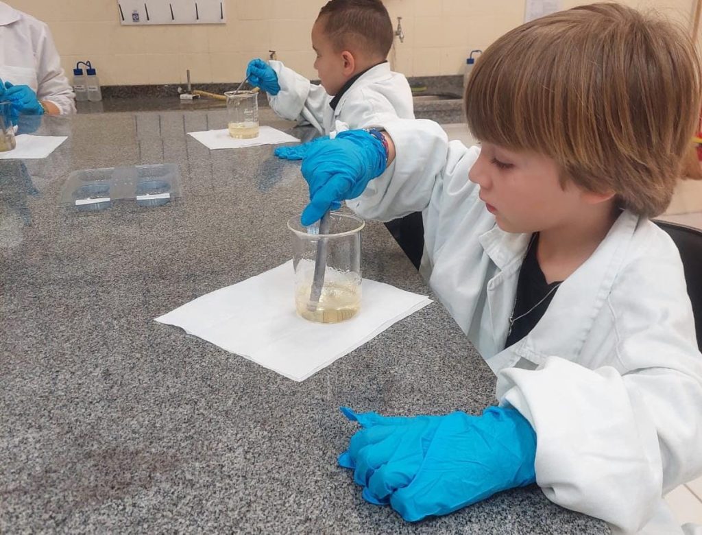 Quimicando Kids visa aproximar as crianças para o mundo da química   