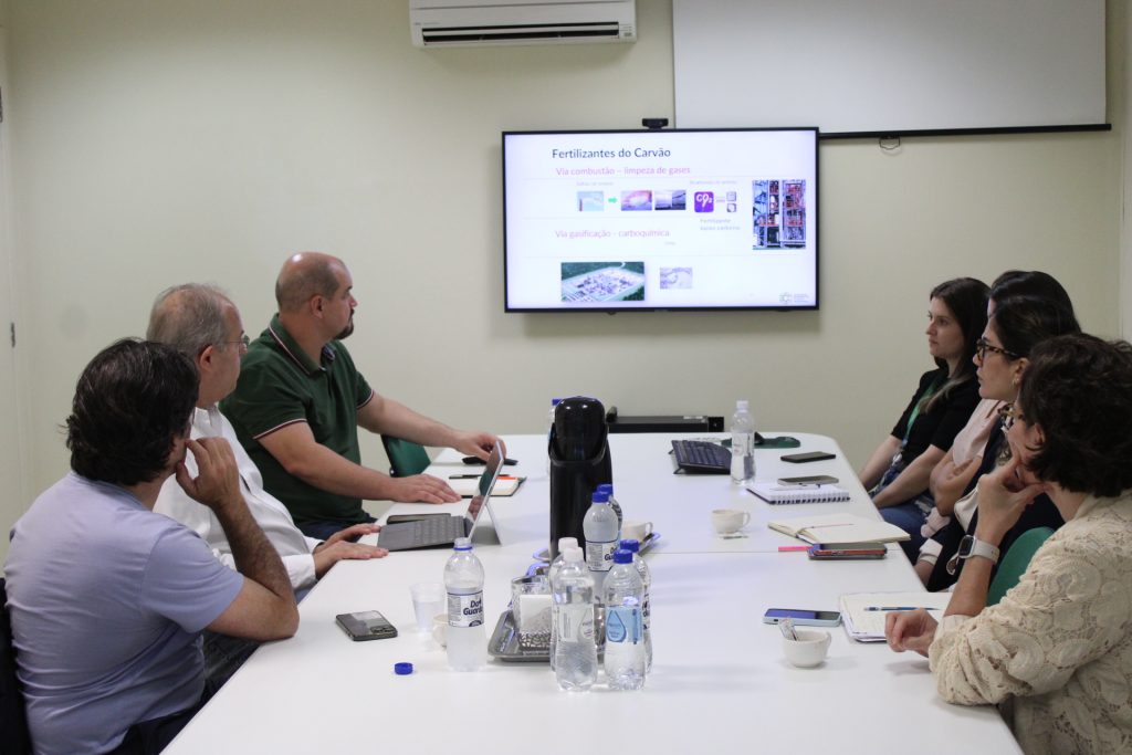 Comitiva da Repsol Sinopec Brasil visita projetos do CT Satc 