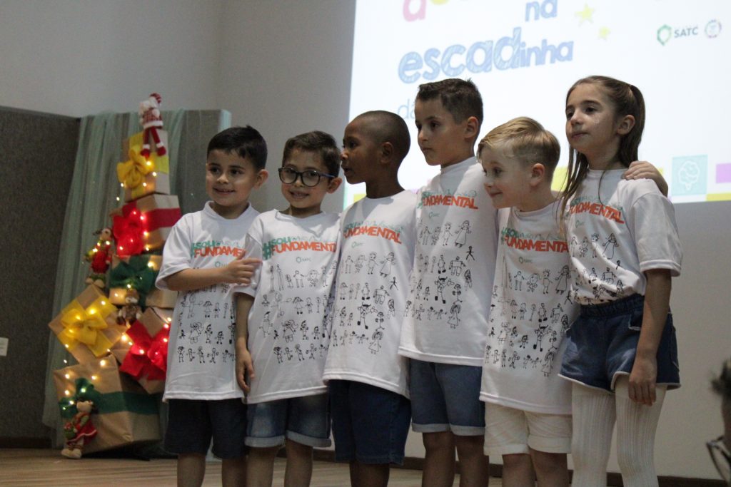 Música, dança e muita emoção fizeram parte da noite de Natal do Infantil Satc  