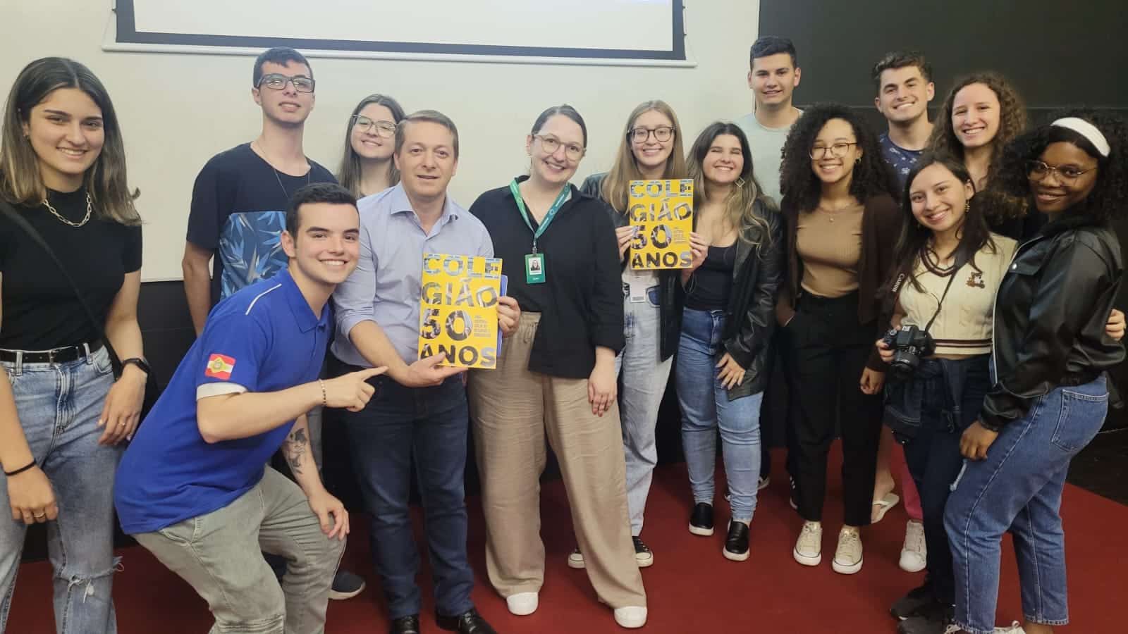 Estudantes da 4ª fase de jornalismo da instituição retrataram os desafios e conquistas de um dos maiores colégios de Criciúma, o Colegião
