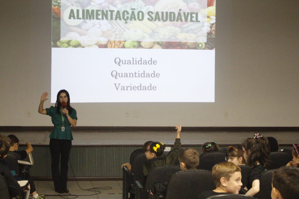Alimentação saudável é tema de palestra para alunos do Colégio Satc 