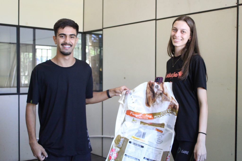 Alunos do Colégio Satc transformam sacos de ração em soluções sustentáveis 
