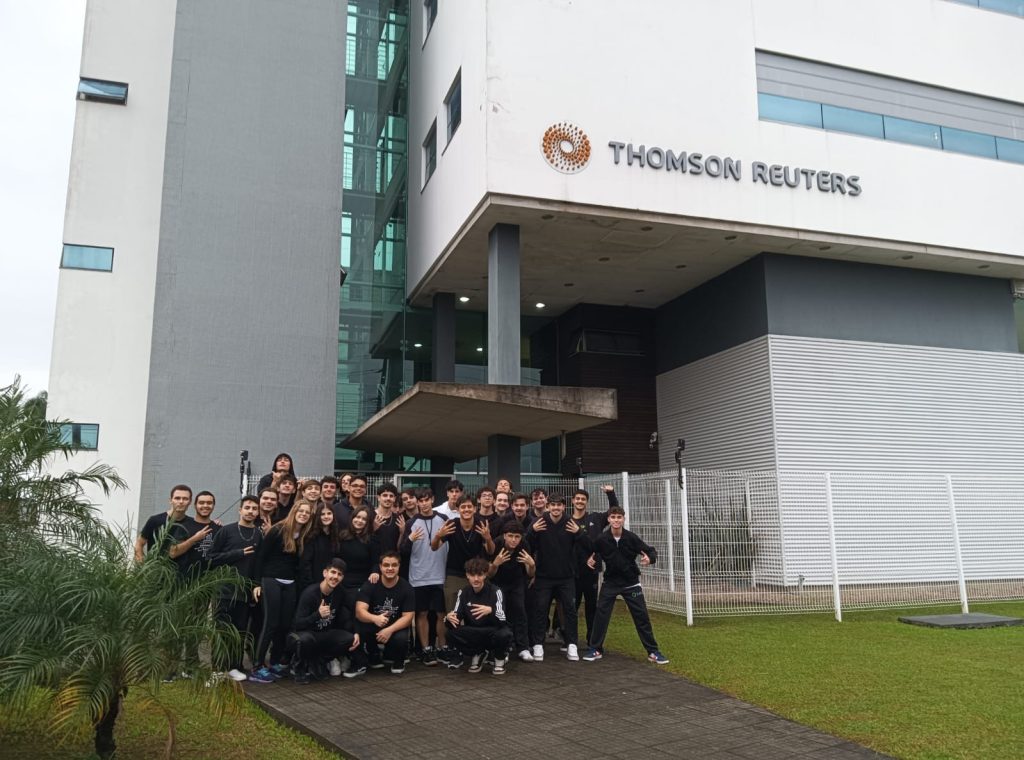 Alunos da Satc visitam empresa multinacional Thomson Reuters 