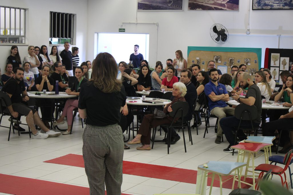 Noite de autógrafos marca lançamento de produções autorias de alunos do Colégio Satc