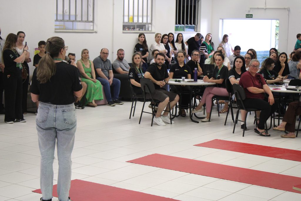 Noite de autógrafos marca lançamento de produções autorias de alunos do Colégio Satc