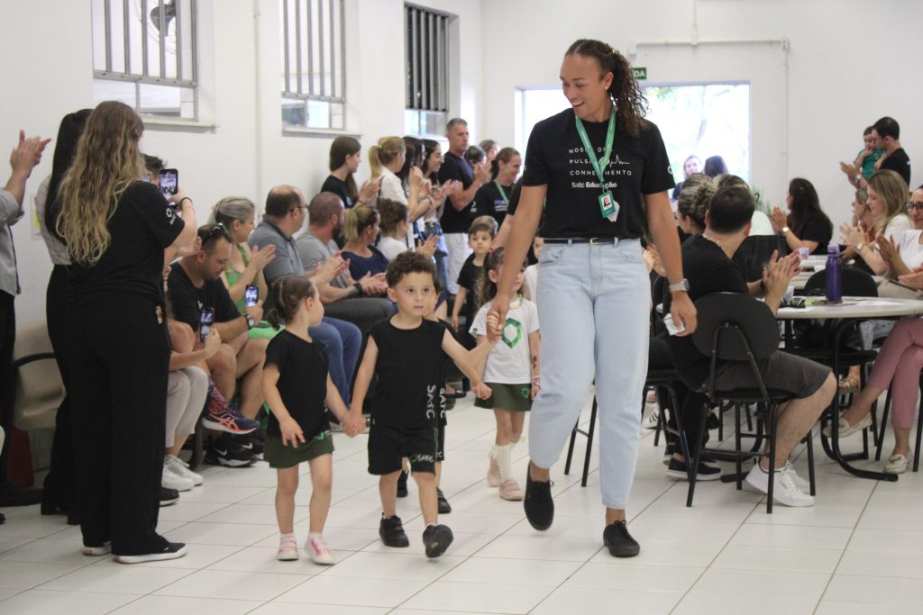 Noite de autógrafos marca lançamento de produções autorias de alunos do Colégio Satc