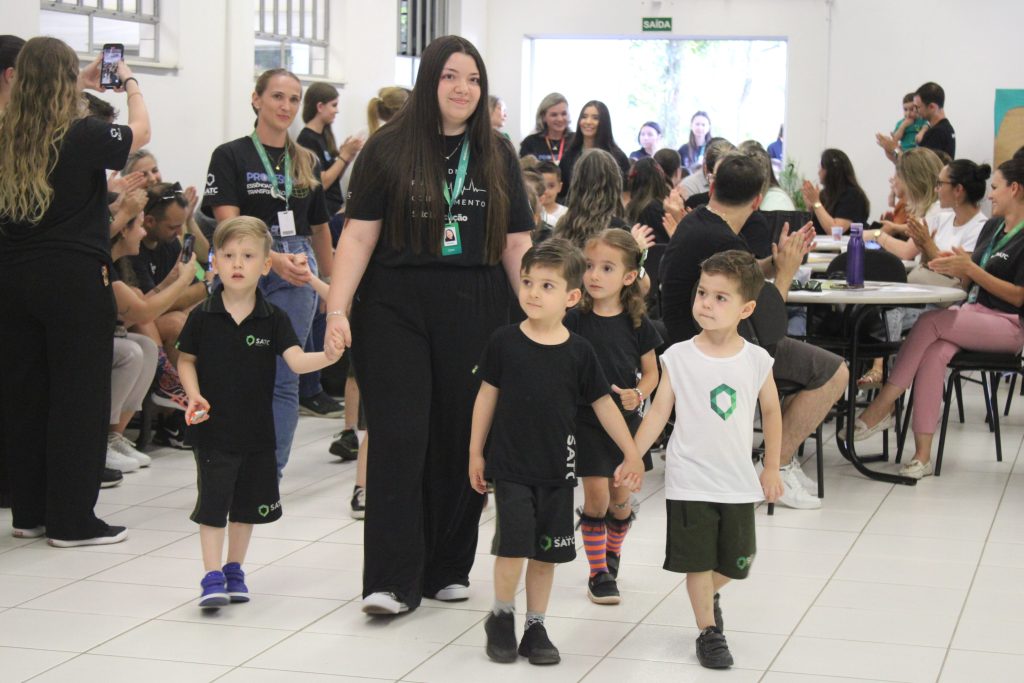 Noite de autógrafos marca lançamento de produções autorias de alunos do Colégio Satc