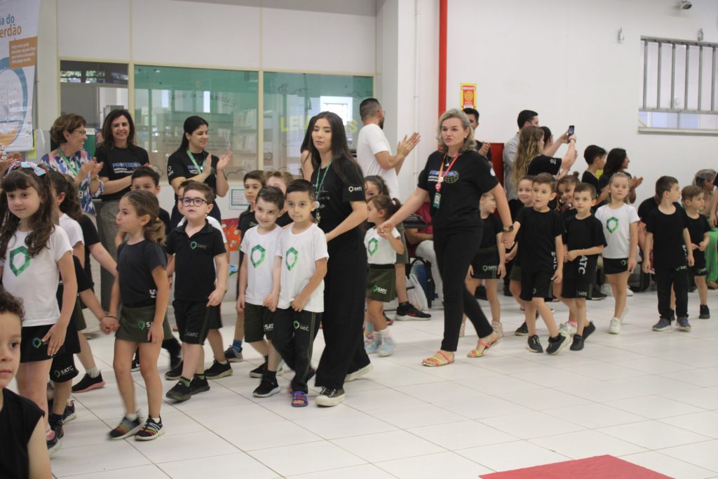 Noite de autógrafos marca lançamento de produções autorias de alunos do Colégio Satc