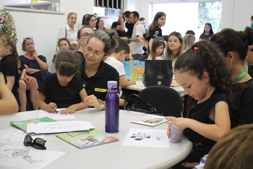 Noite de autógrafos marca lançamento de produções autorias de alunos do Colégio Satc