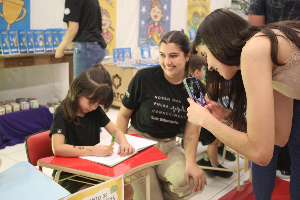 Noite de autógrafos marca lançamento de produções autorias de alunos do Colégio Satc