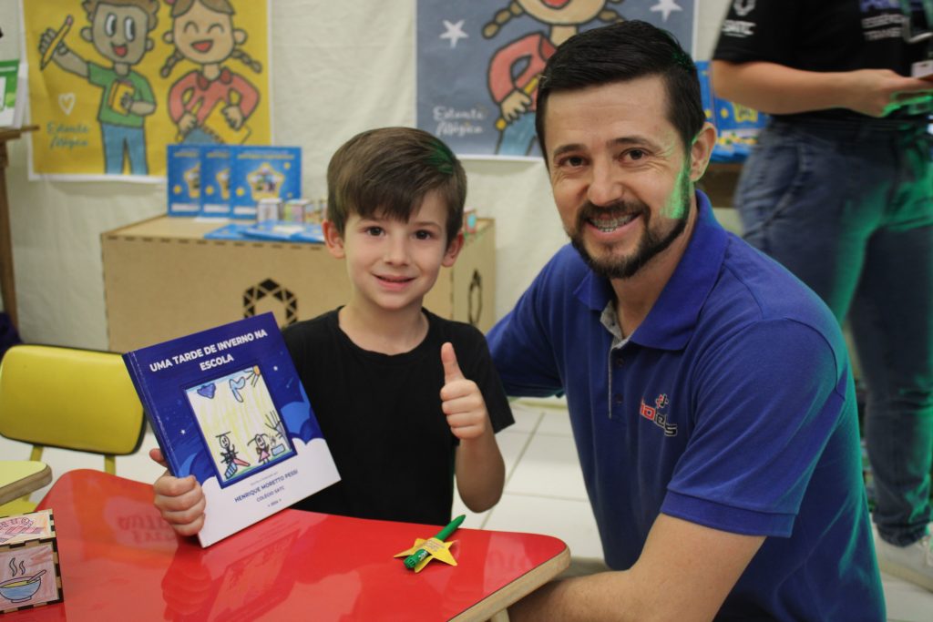 Noite de autógrafos marca lançamento de produções autorias de alunos do Colégio Satc