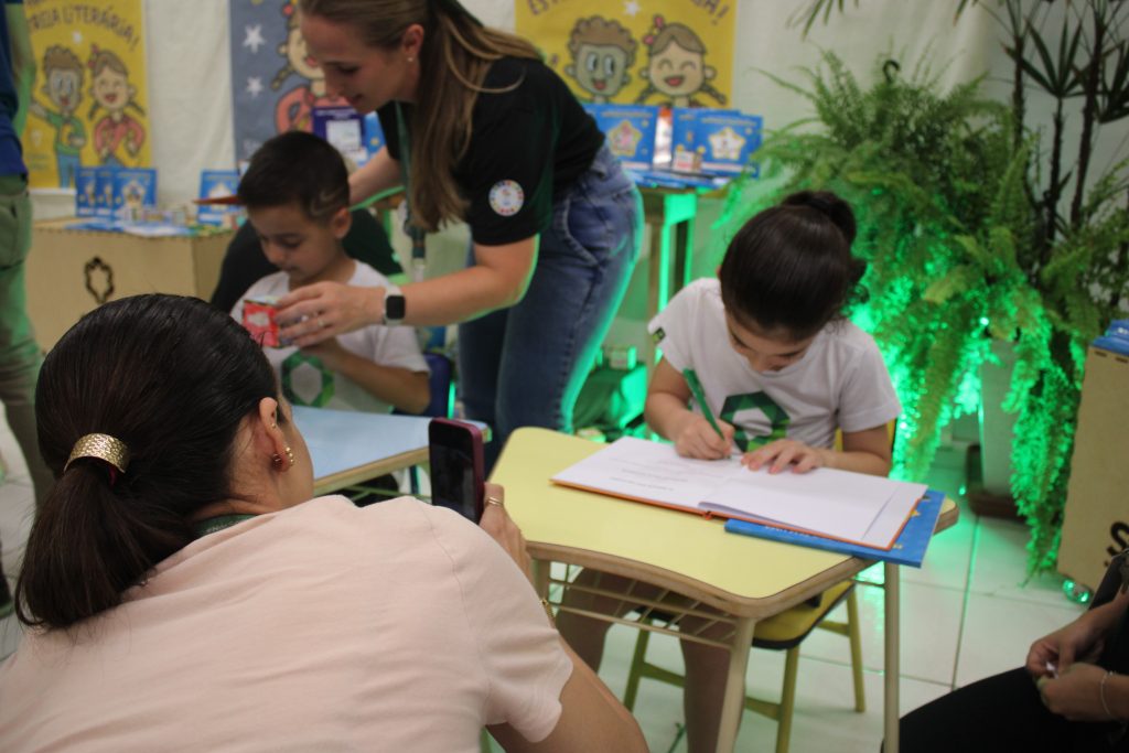 Noite de autógrafos marca lançamento de produções autorias de alunos do Colégio Satc