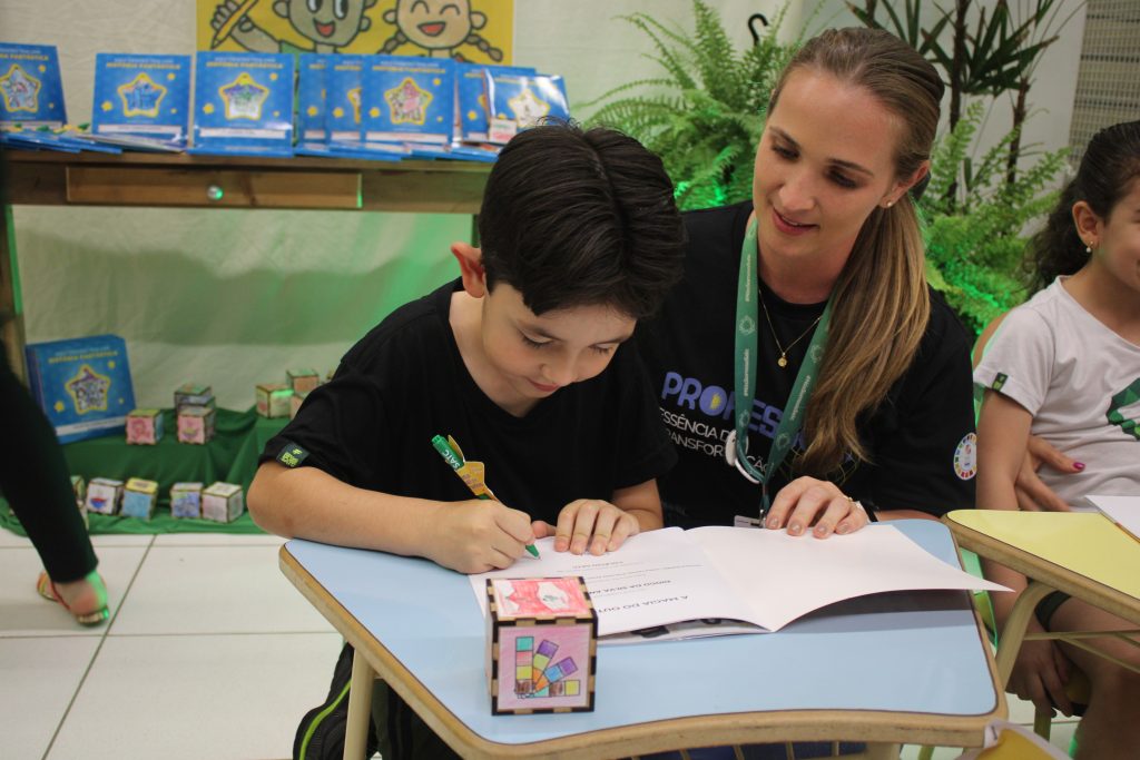 Noite de autógrafos marca lançamento de produções autorias de alunos do Colégio Satc