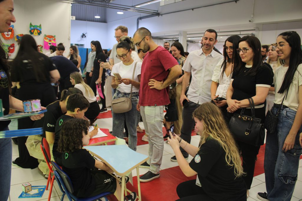 Noite de autógrafos marca lançamento de produções autorias de alunos do Colégio Satc