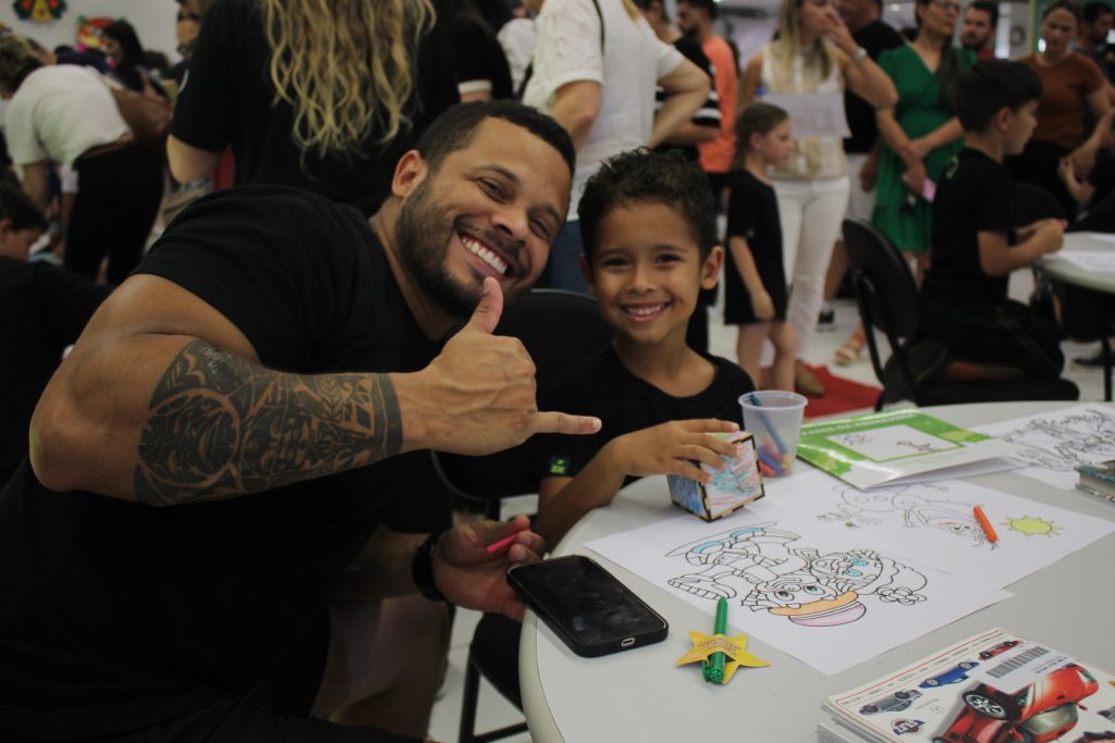 Noite de autógrafos marca lançamento de produções autorias de alunos do Colégio Satc