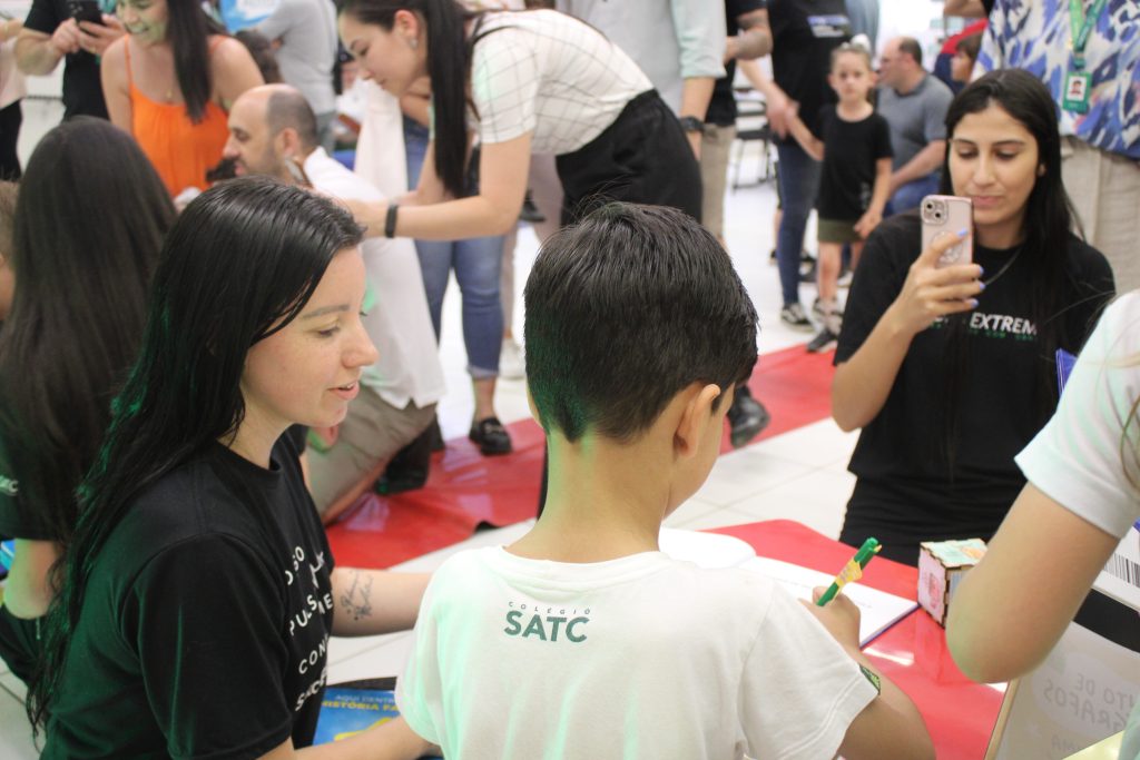 Noite de autógrafos marca lançamento de produções autorias de alunos do Colégio Satc