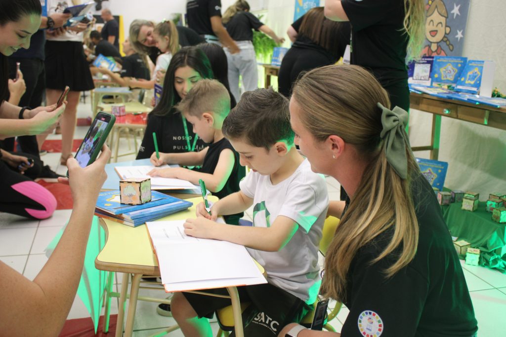 Noite de autógrafos marca lançamento de produções autorias de alunos do Colégio Satc