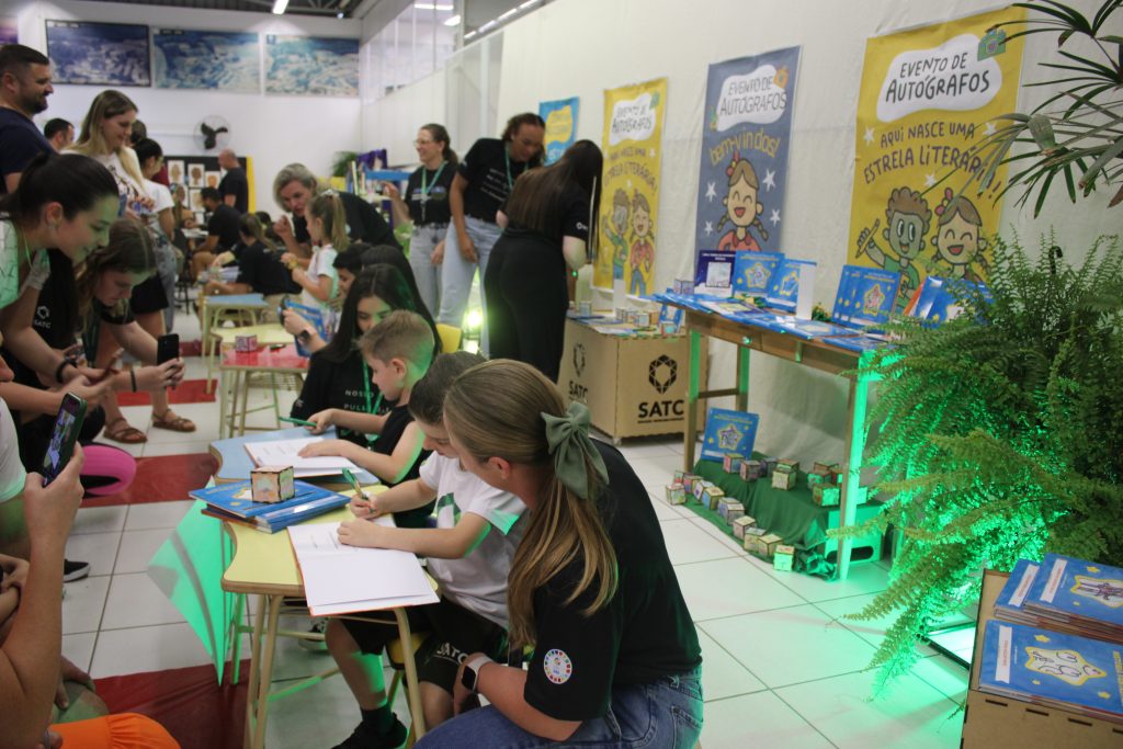 Noite de autógrafos marca lançamento de produções autorias de alunos do Colégio Satc