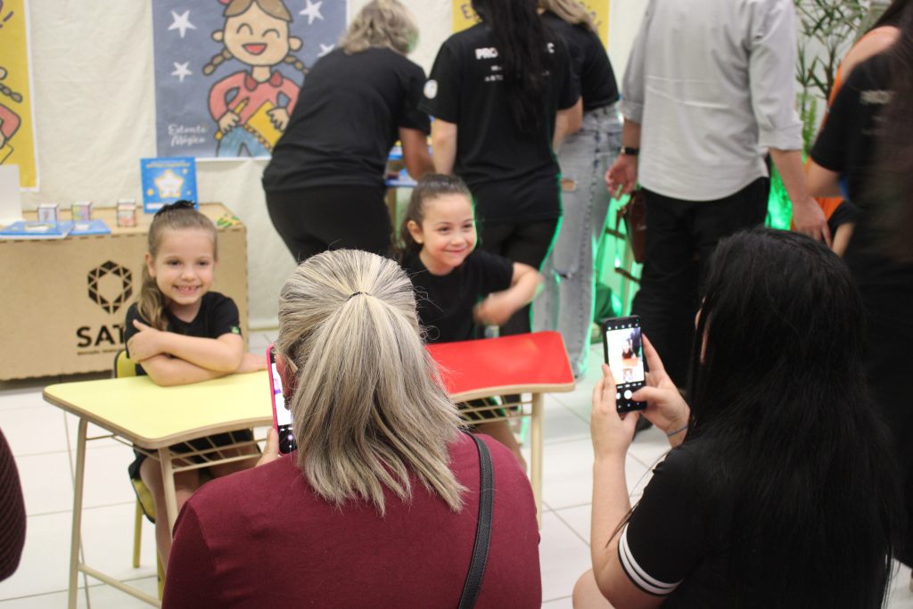 Noite de autógrafos marca lançamento de produções autorias de alunos do Colégio Satc