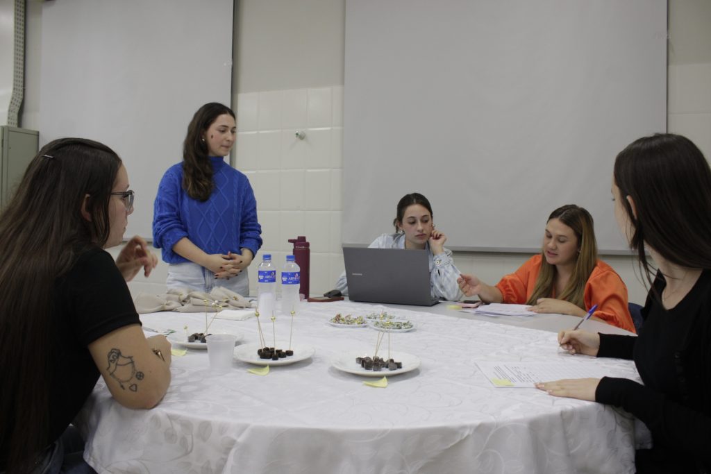 Acadêmicos realizam ‘Testes Cegos’ em aula prática de Pesquisa de Mercado na UniSatc