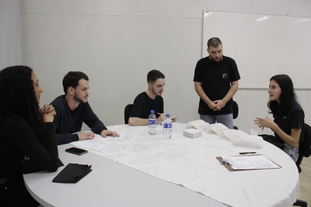 Acadêmicos realizam ‘Testes Cegos’ em aula prática de Pesquisa de Mercado na UniSatc