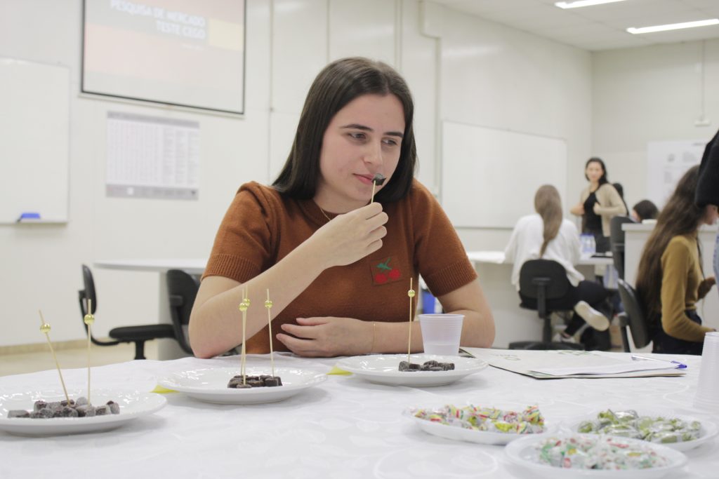 Acadêmicos realizam ‘Testes Cegos’ em aula prática de Pesquisa de Mercado na UniSatc