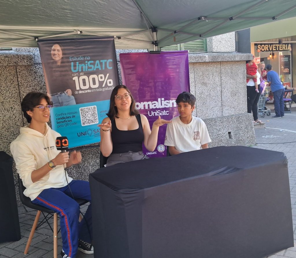 Curso de Jornalismo da UniSATC leva oficina prática à Feira do Livro