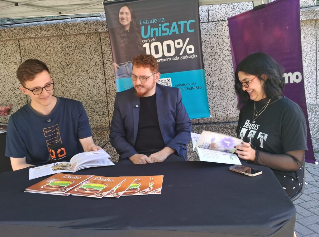 Curso de Jornalismo da UniSATC leva oficina prática à Feira do Livro